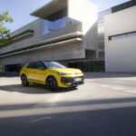 Neuer VW T-Roc 2025 in Gelb – Front- und Heckansicht vor moderner Architektur