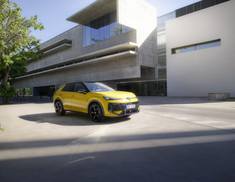 Neuer VW T-Roc 2025 in Gelb – Front- und Heckansicht vor moderner Architektur