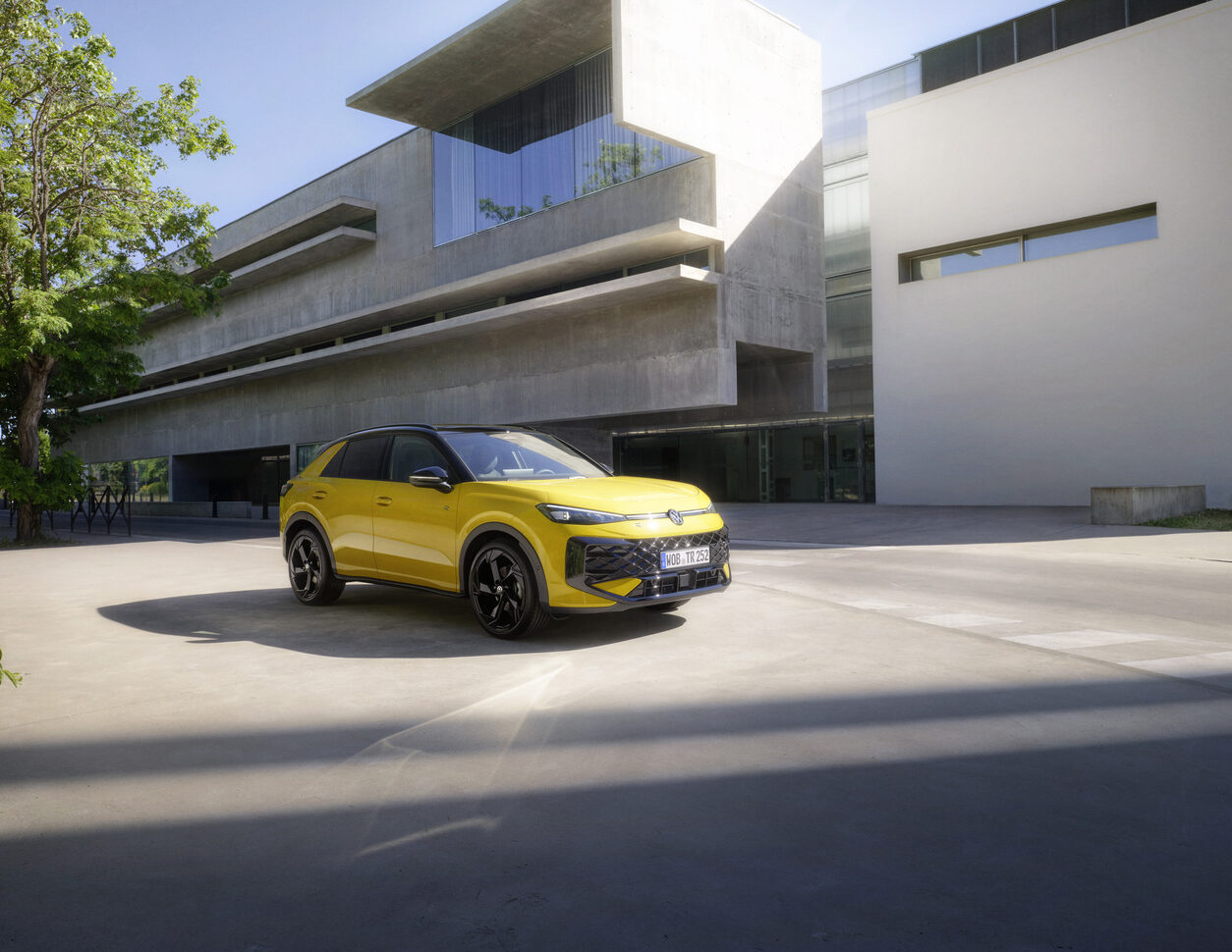 Neuer VW T-Roc 2025 in Gelb – Front- und Heckansicht vor moderner Architektur