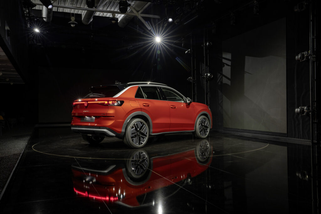 VW T-Roc 2025 Heckansicht in Rot im Studio