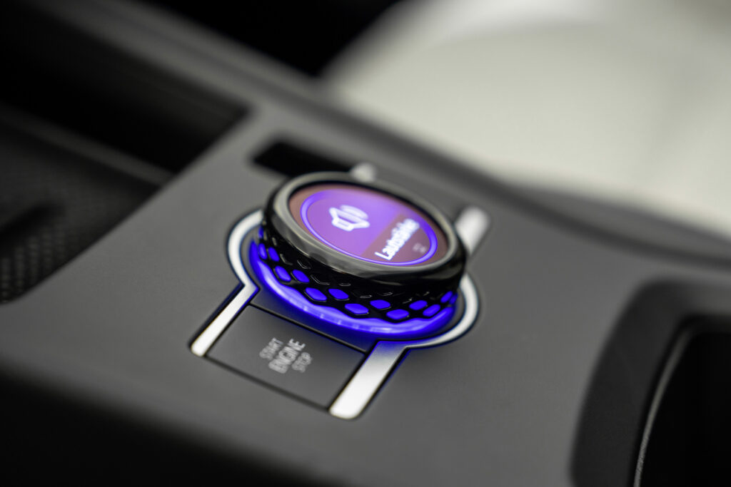 VW T-Roc 2025 Detail Taste mit blauer LED-Beleuchtung