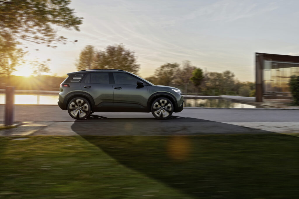 VW ID. CROSS Concept 2025 – Seitenansicht im Sonnenuntergang